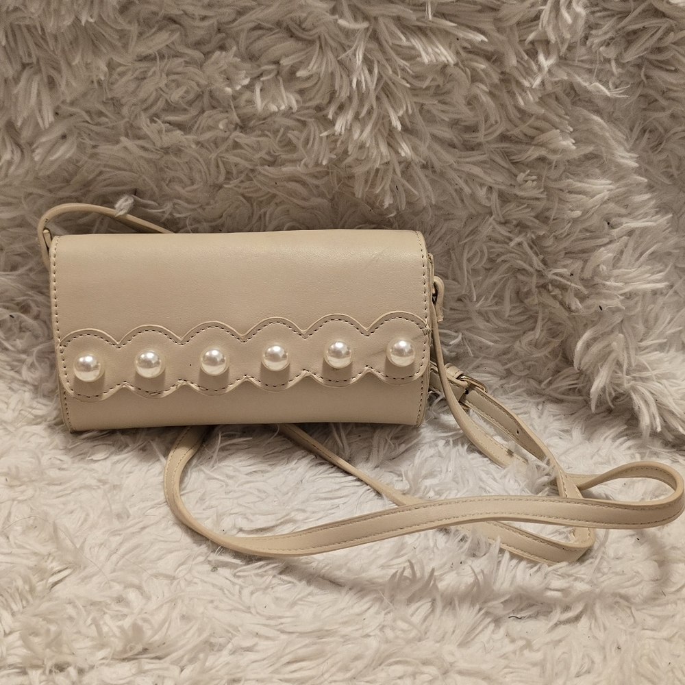 Elegant Cream Shoulder Bag with Pearl Accents